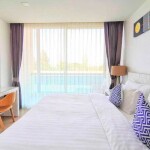 Beach Walk Boutique Resort (บีชวอล์ค บูทีค รีสอร์ต) ห้อง Deluxe King 2 ท่าน บางแสน