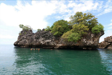 Trang Package 3 Days 2 Nights Stay at Je T'aime Hotel or Thumrin Hotel + Koh Ya & Koh Ngai Tour + Lunch, 2 persons