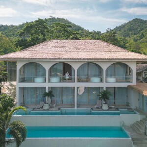 Le La Lake Resort and Spa (เลอ ลา เลค รีสอร์ท แอนด์ สปา) ห้อง Lake View Pool Access หรือ Lake View Panorama 2 ท่าน , แก่งกระจาน