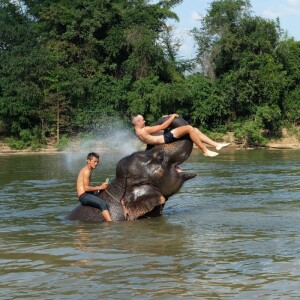 มหาวังช้าง กาญจนบุรี : บัตรกิจกรรมขี่ช้างเล่นน้ำ อาบน้ำช้าง ล่องแพไม้ไผ่ พร้อมชมโชว์ช้าง