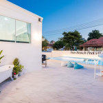 พูลวิลล่าพัทยา : Fun Beach Pool Villa สำหรับ 15 ท่าน