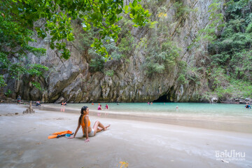 Trang Package 3 Days 2 Nights Stay at Chomtrang Hotel or Thumrin Thana Hotel + Koh Kradan & Emerald Cave Tour, 2 persons