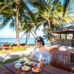 Seafar Resort (สีฟ้ารีสอร์ท) ห้อง  Beach Front Bungalow 2 ท่าน, ตราด