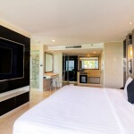 The Sanctuary Resort Pattaya (เดอะ แซงชัวรี่ รีสอร์ท พัทยา, บี ดับเบิลยู คอลเลคชั่น) ห้อง Premium Junior Suite 2 ท่าน , พัทยา