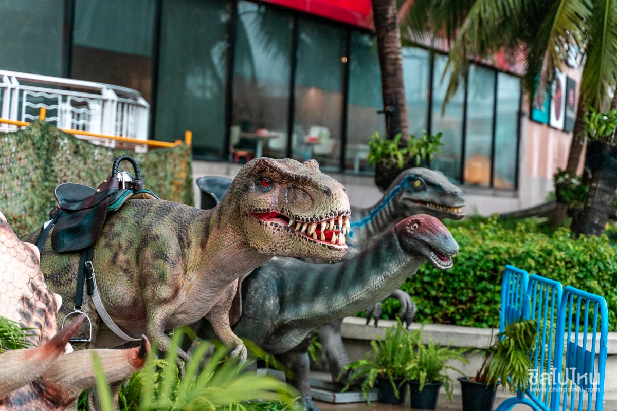 พาย้อนเวลาไปในโลกจูราสสิค ถ่ายรูปสุดชิคกับไดโนเสาร์นานาพันธุ์ ในงาน THE MALL BANGKAE JURASSIC MANIA