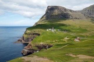 หมู่เกาะแฟโร (the Faroe Islands) เมฆ ทุ่งหญ้า หน้าผา ทะเล และน้องแกะ