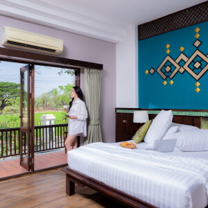 Legendha Sukhothai (เลเจนด้า สุโขทัย) : ห้อง Deluxe Balcony พร้อมอาหารเช้า 2 ท่าน, สุโขทัย