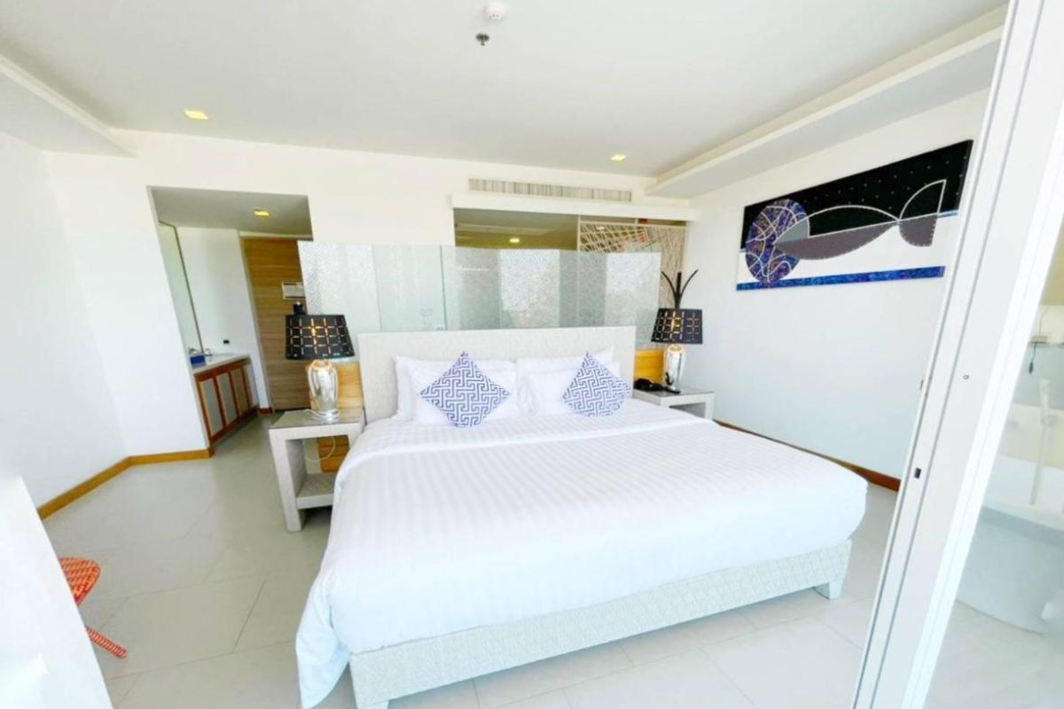 Beach Walk Boutique Resort ที่พักบางแสน