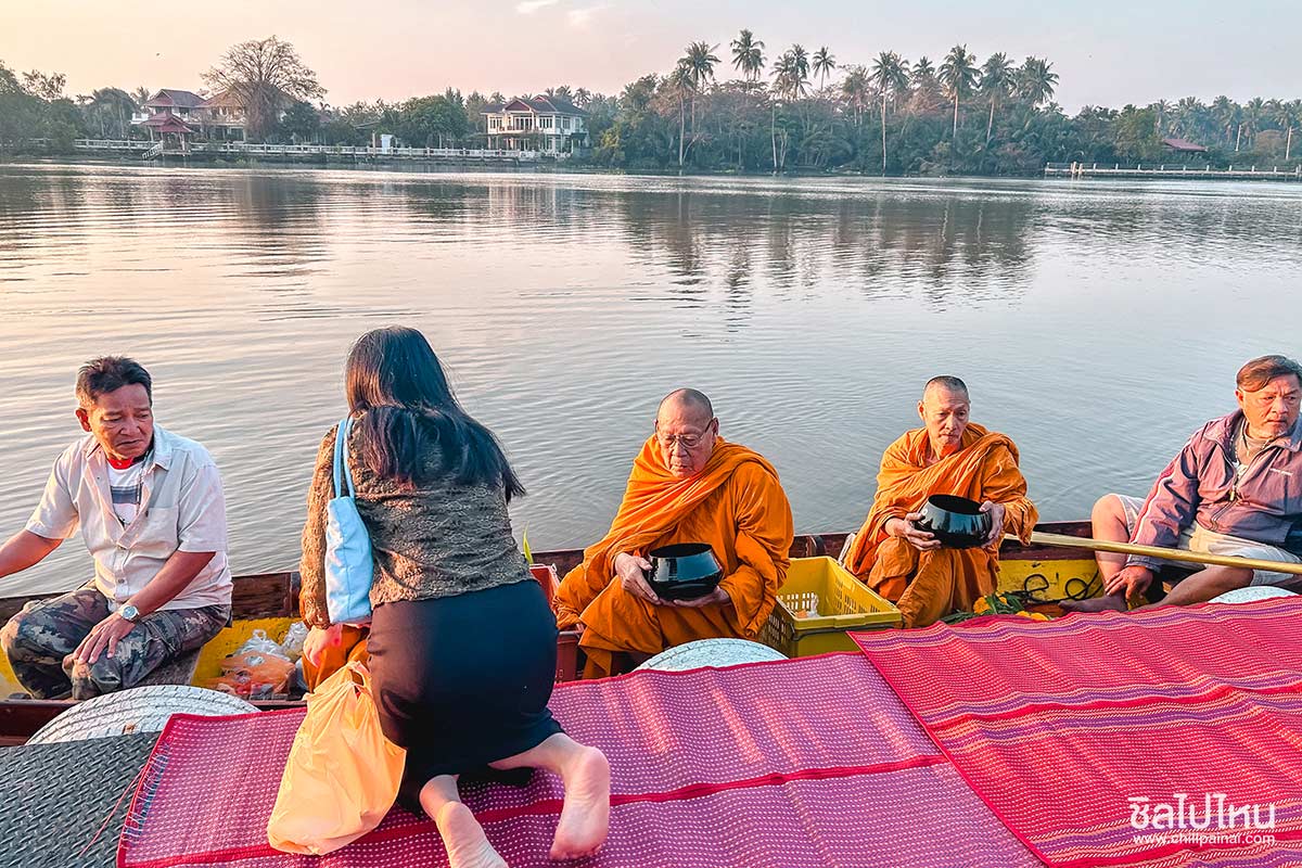 ทริปพาแม่เที่ยวอัมพวา 2 วัน 1 คืน ไหว้พระทำบุญ เดินตลาด ช้อปของฝากที่ดอนหอยหลอด