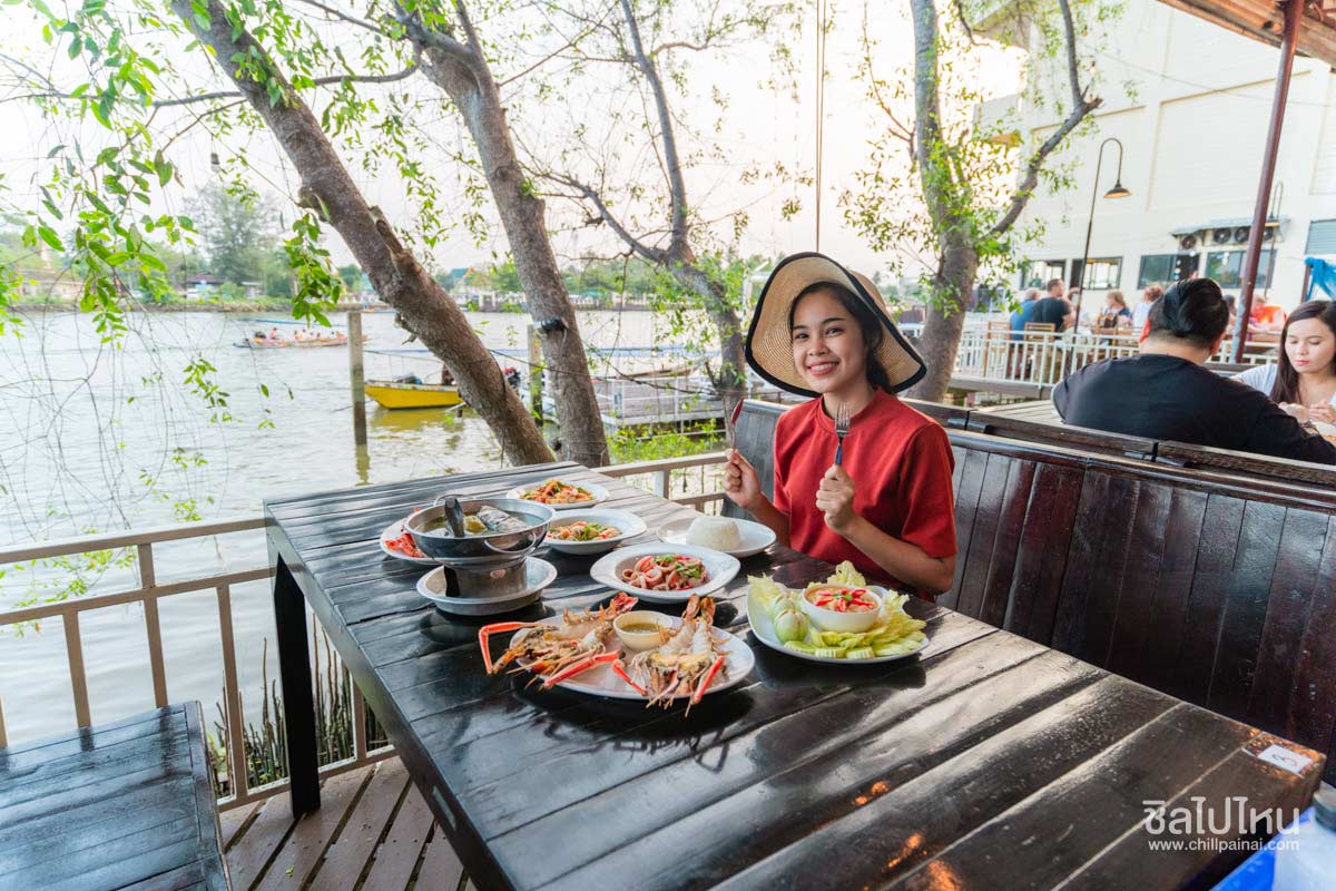 10 ร้านริมน้ำอัมพวา อาหารอร่อย บรรยากาศสุดชิล เหมาะกับครอบครัว อัปเดตใหม่ 2568