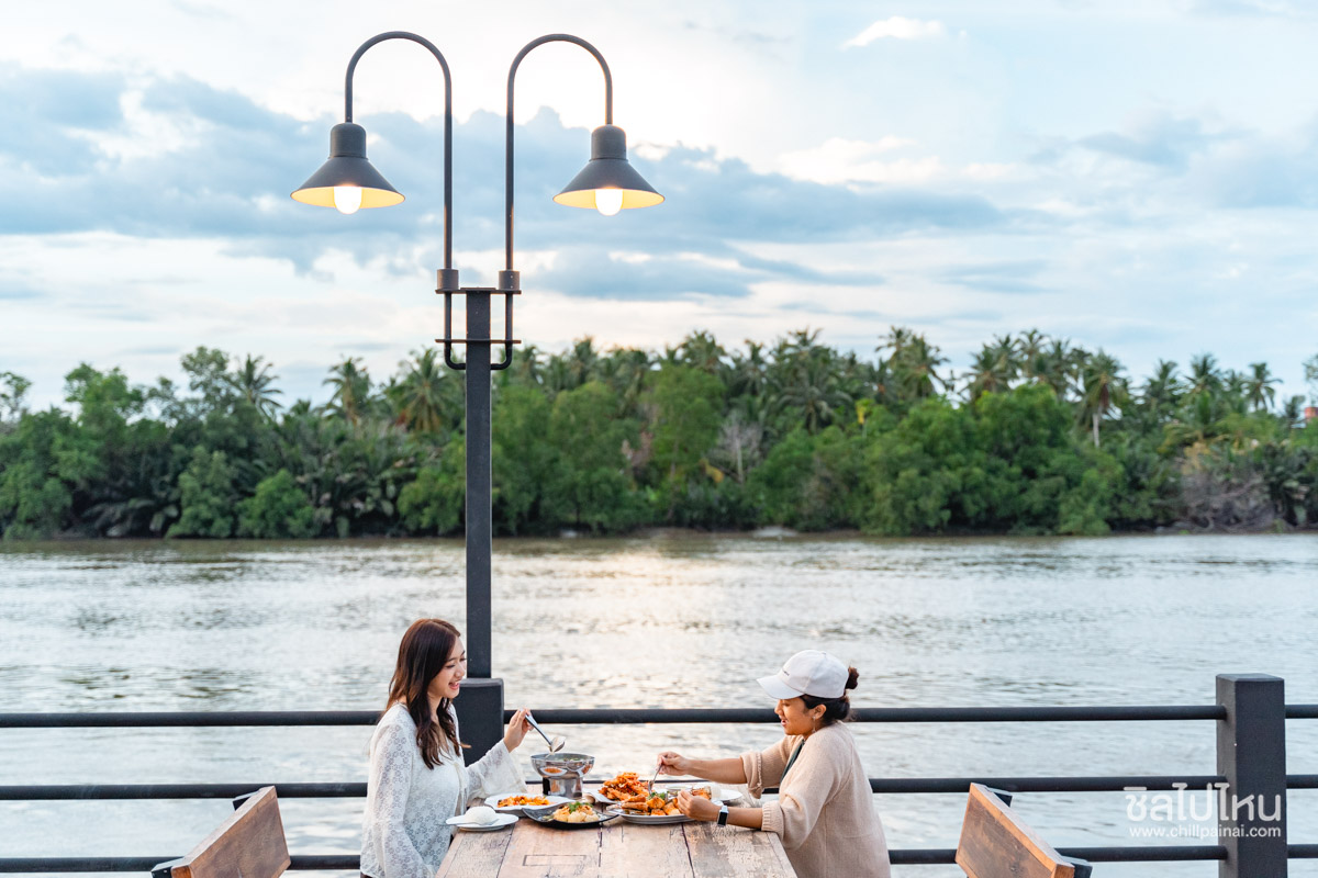 10 ร้านริมน้ำอัมพวา อาหารอร่อย บรรยากาศสุดชิล เหมาะกับครอบครัว อัปเดตใหม่ 2568