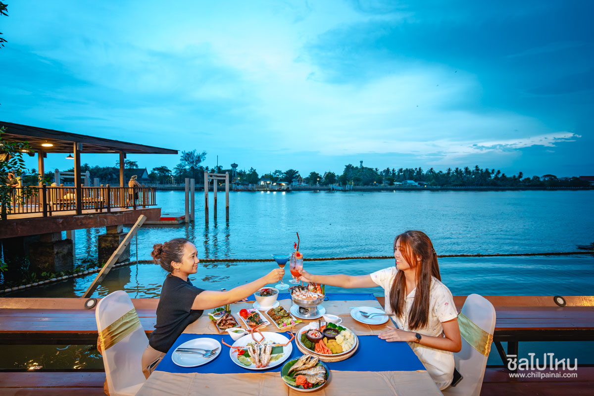 10 ร้านริมน้ำอัมพวา อาหารอร่อย บรรยากาศสุดชิล เหมาะกับครอบครัว อัปเดตใหม่ 2568