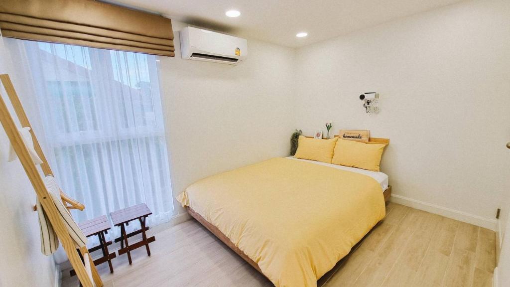 13-Bloomin’ Moon hostel & cafe