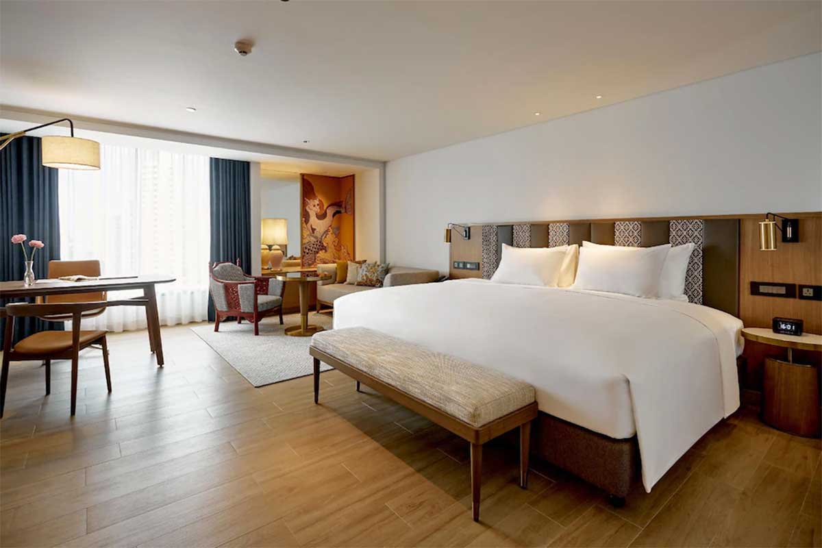 Montien-Hotel-Surawong-Bangkok-01
