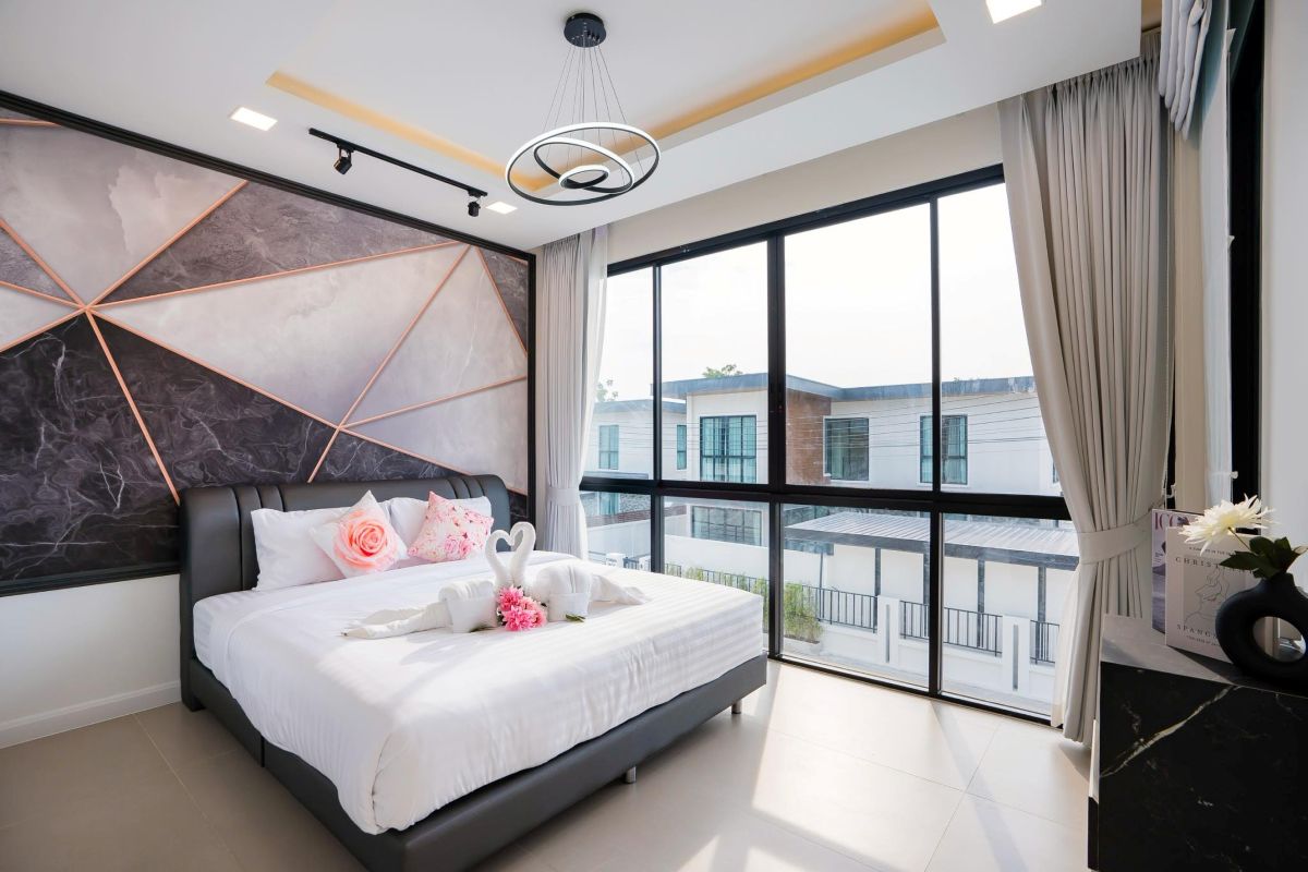 10 พูลวิลล่าพัทยา เที่ยวยกแก๊งค์พักได้ตั้งแต่ 10-30 คน อัปเดตใหม่ 2568