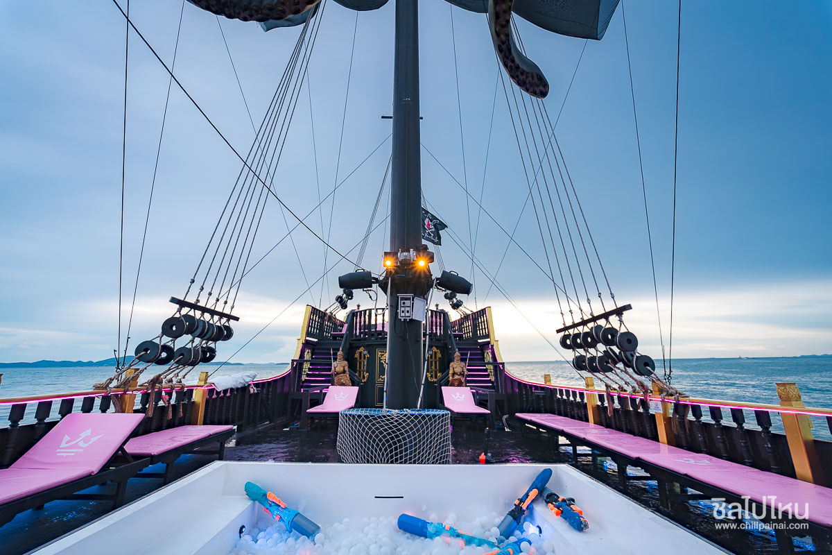 ล่องเรือโจรสลัด Lord Black Pearl เที่ยวเกาะล้าน เกาะสาก รวมกิจกรรมทางน้ำ และบุฟเฟ่ต์ซีฟู้ด