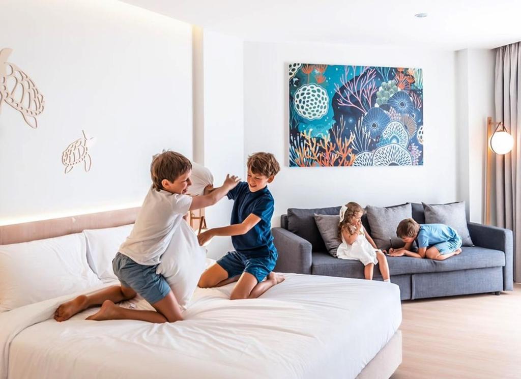 20 ที่พักภูเก็ตสำหรับครอบครัว มีห้องแฟมิลี่ สระว่ายน้ำ และคิดส์คลับ อัปเดตใหม่รับปี 2569