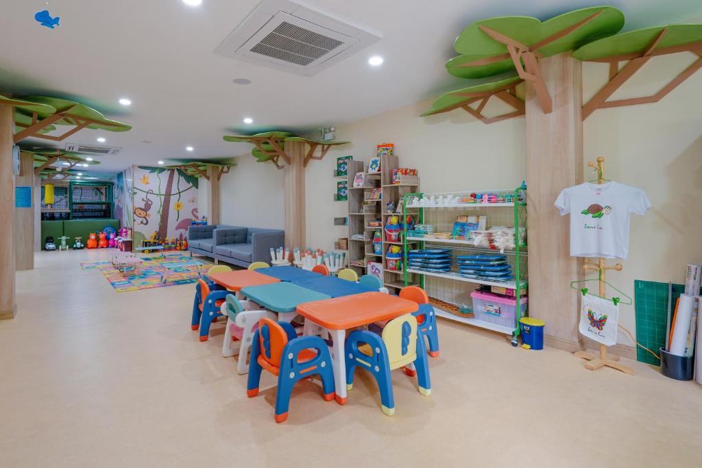 20 ที่พักภูเก็ตสำหรับครอบครัว มีห้องแฟมิลี่ สระว่ายน้ำ และคิดส์คลับ อัปเดตใหม่รับปี 2569