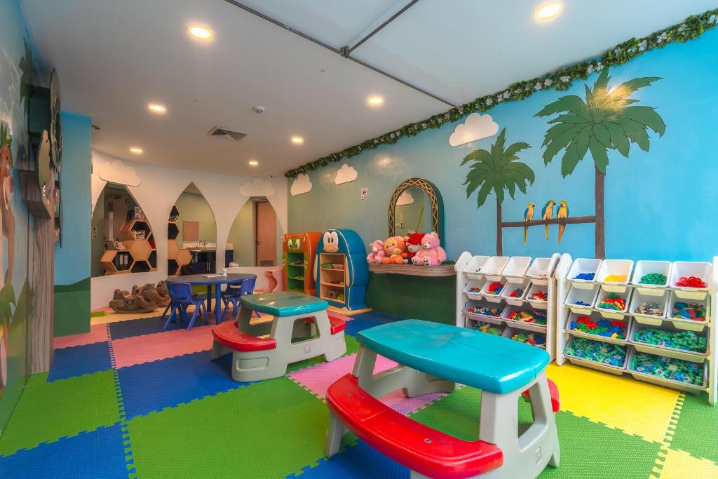 20 ที่พักภูเก็ตสำหรับครอบครัว มีห้องแฟมิลี่ สระว่ายน้ำ และคิดส์คลับ อัปเดตใหม่รับปี 2569