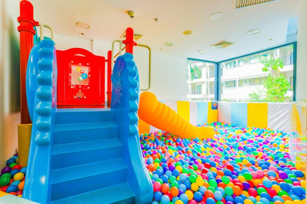 20 ที่พักภูเก็ตสำหรับครอบครัว มีห้องแฟมิลี่ สระว่ายน้ำ และคิดส์คลับ อัปเดตใหม่รับปี 2569