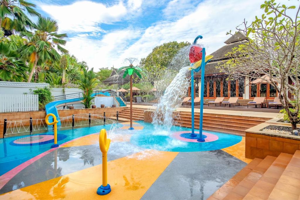 20 ที่พักภูเก็ตสำหรับครอบครัว มีห้องแฟมิลี่ สระว่ายน้ำ และคิดส์คลับ อัปเดตใหม่รับปี 2569