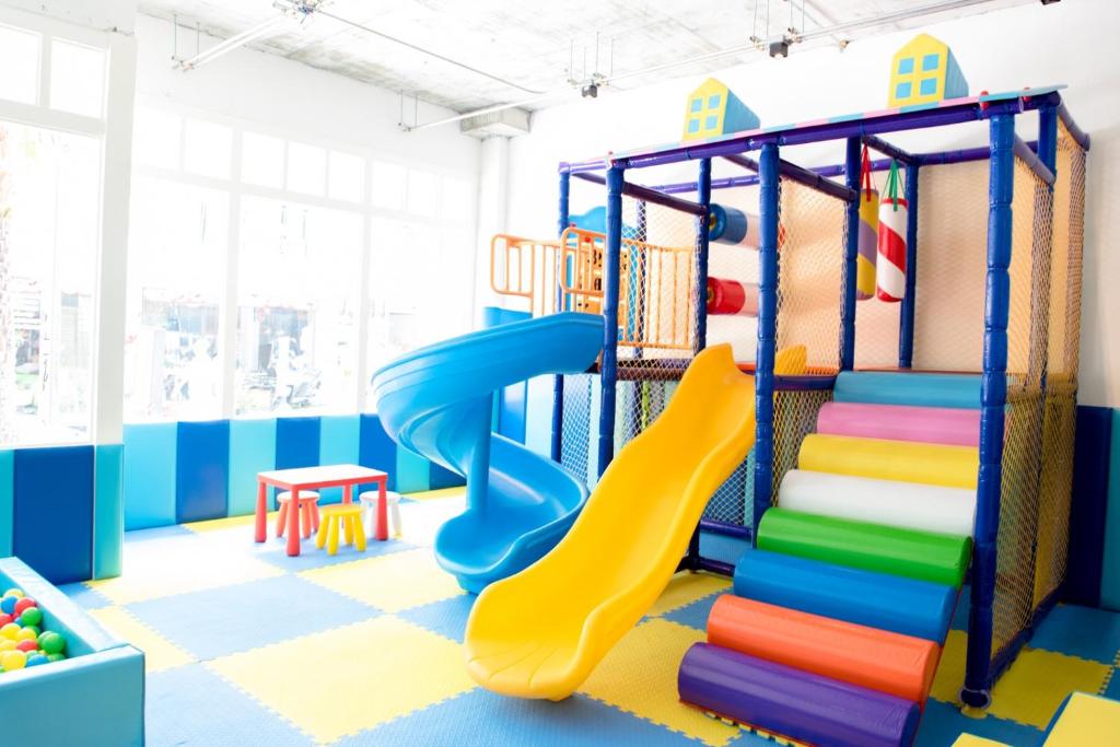 20 ที่พักภูเก็ตสำหรับครอบครัว มีห้องแฟมิลี่ สระว่ายน้ำ และคิดส์คลับ อัปเดตใหม่รับปี 2569