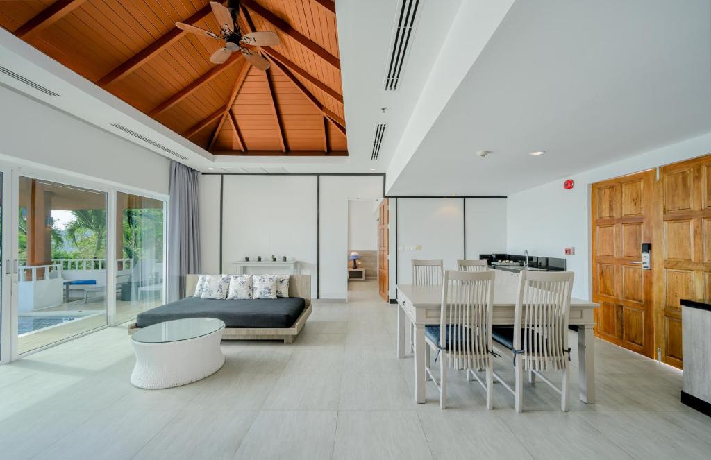 20 ที่พักภูเก็ตสำหรับครอบครัว มีห้องแฟมิลี่ สระว่ายน้ำ และคิดส์คลับ อัปเดตใหม่รับปี 2569