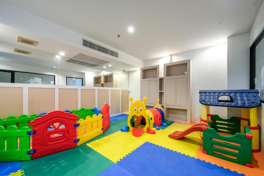 20 ที่พักภูเก็ตสำหรับครอบครัว มีห้องแฟมิลี่ สระว่ายน้ำ และคิดส์คลับ อัปเดตใหม่รับปี 2569