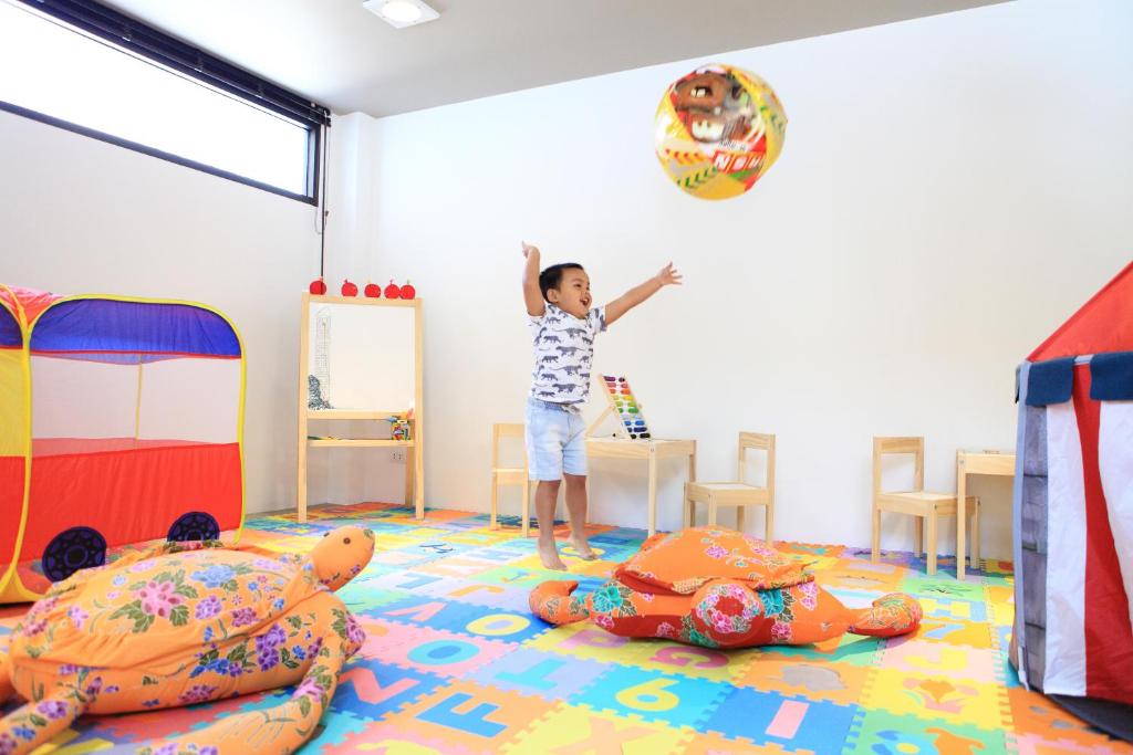 20 ที่พักภูเก็ตสำหรับครอบครัว มีห้องแฟมิลี่ สระว่ายน้ำ และคิดส์คลับ อัปเดตใหม่รับปี 2569