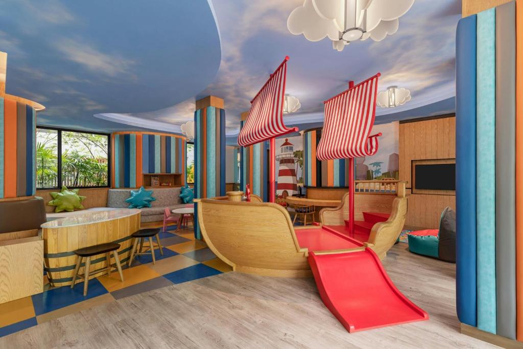 20 ที่พักภูเก็ตสำหรับครอบครัว มีห้องแฟมิลี่ สระว่ายน้ำ และคิดส์คลับ อัปเดตใหม่รับปี 2569