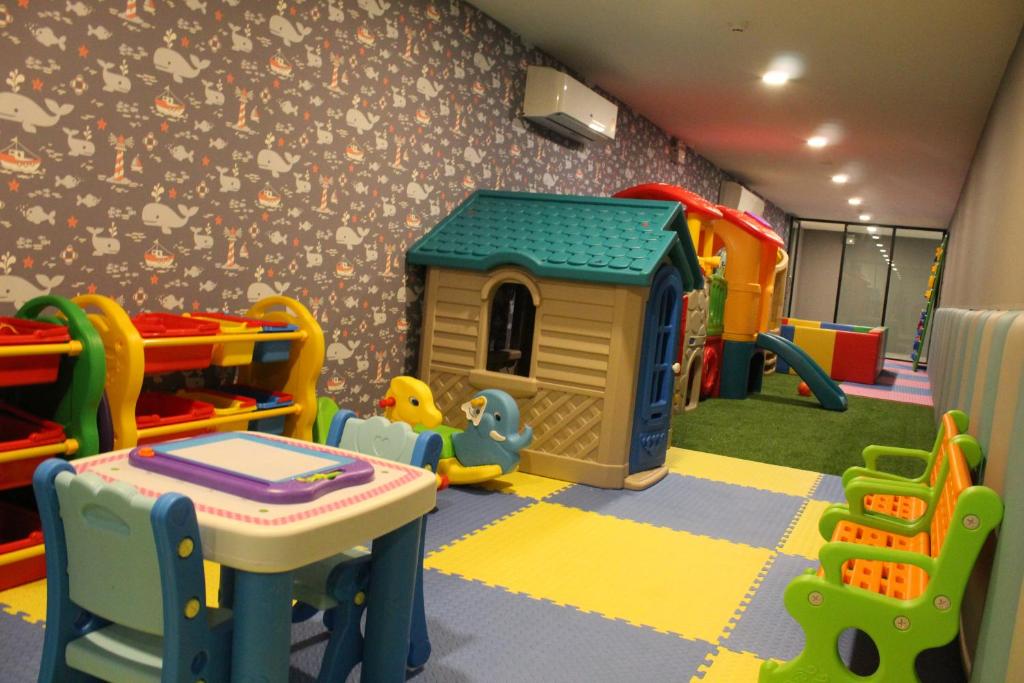 20 ที่พักภูเก็ตสำหรับครอบครัว มีห้องแฟมิลี่ สระว่ายน้ำ และคิดส์คลับ อัปเดตใหม่รับปี 2569