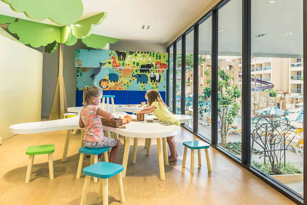 20 ที่พักภูเก็ตสำหรับครอบครัว มีห้องแฟมิลี่ สระว่ายน้ำ และคิดส์คลับ อัปเดตใหม่รับปี 2569