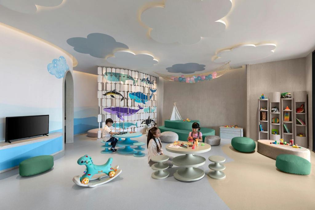 20 ที่พักภูเก็ตสำหรับครอบครัว มีห้องแฟมิลี่ สระว่ายน้ำ และคิดส์คลับ อัปเดตใหม่รับปี 2569