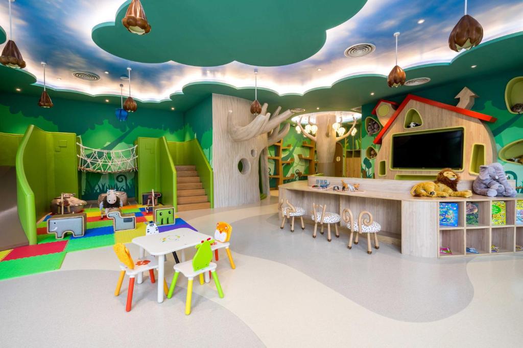 20 ที่พักภูเก็ตสำหรับครอบครัว มีห้องแฟมิลี่ สระว่ายน้ำ และคิดส์คลับ อัปเดตใหม่รับปี 2569