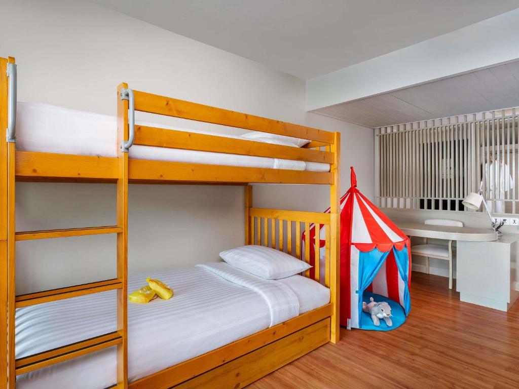 20 ที่พักภูเก็ตสำหรับครอบครัว มีห้องแฟมิลี่ สระว่ายน้ำ และคิดส์คลับ อัปเดตใหม่รับปี 2569