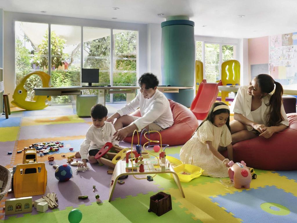 20 ที่พักภูเก็ตสำหรับครอบครัว มีห้องแฟมิลี่ สระว่ายน้ำ และคิดส์คลับ อัปเดตใหม่รับปี 2569