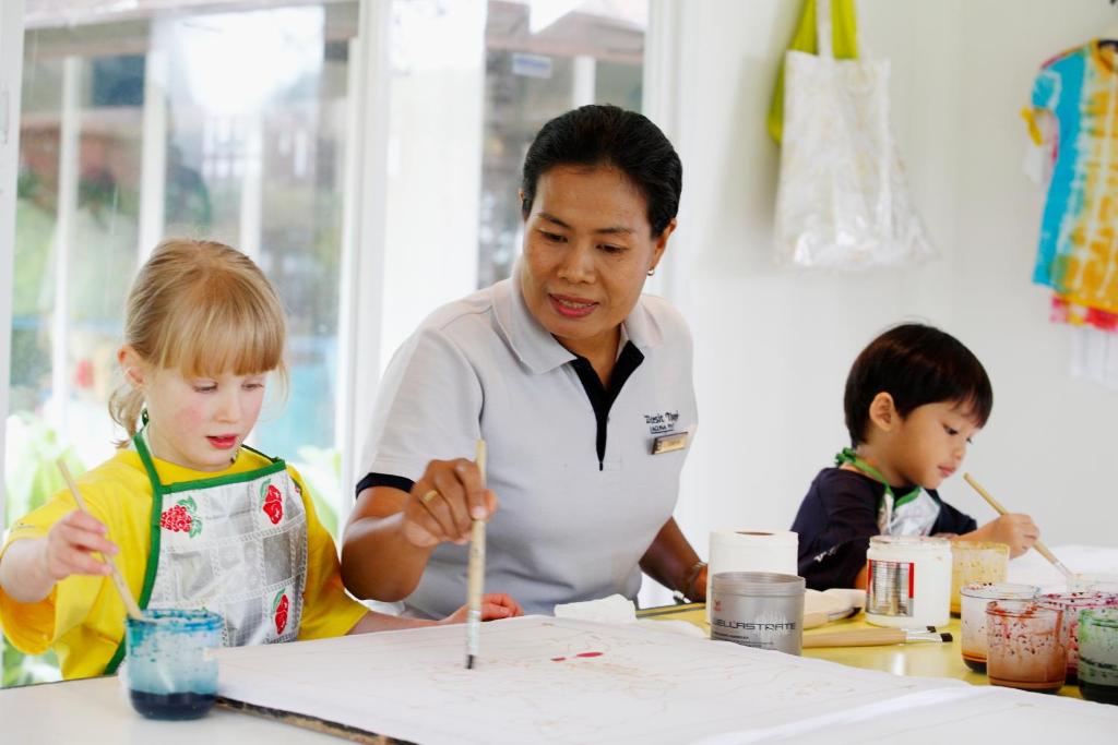 20 ที่พักภูเก็ตสำหรับครอบครัว มีห้องแฟมิลี่ สระว่ายน้ำ และคิดส์คลับ อัปเดตใหม่รับปี 2569