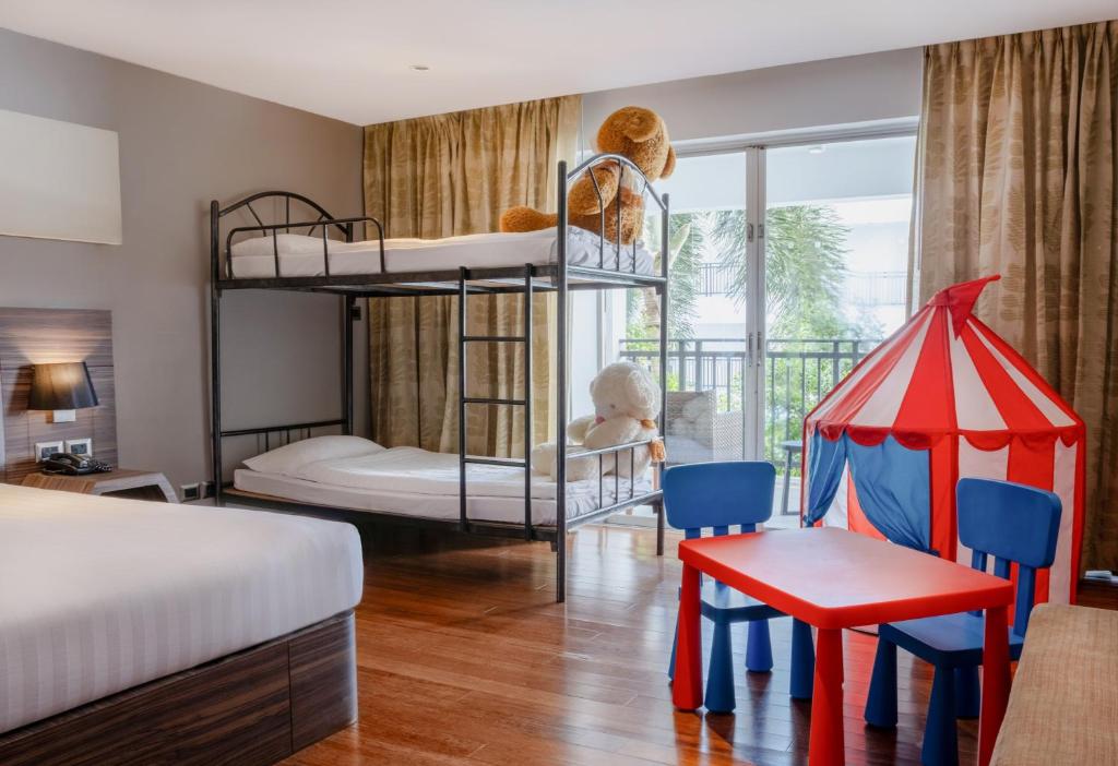 20 ที่พักภูเก็ตสำหรับครอบครัว มีห้องแฟมิลี่ สระว่ายน้ำ และคิดส์คลับ อัปเดตใหม่รับปี 2569