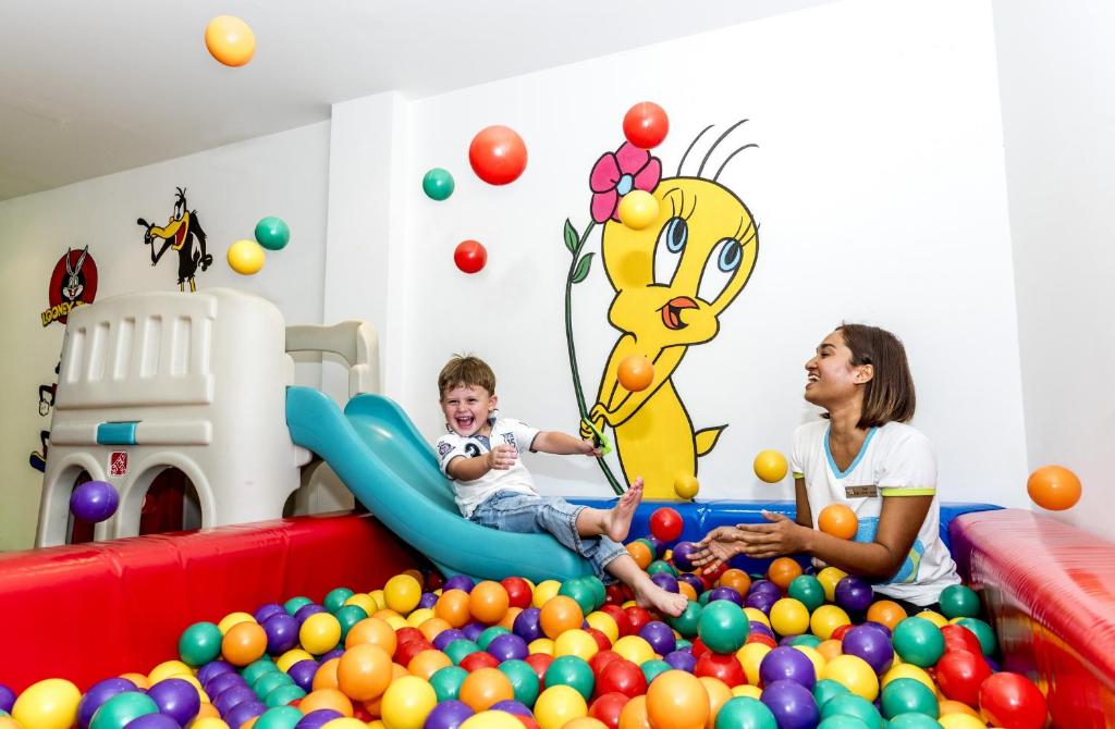 20 ที่พักภูเก็ตสำหรับครอบครัว มีห้องแฟมิลี่ สระว่ายน้ำ และคิดส์คลับ อัปเดตใหม่รับปี 2569