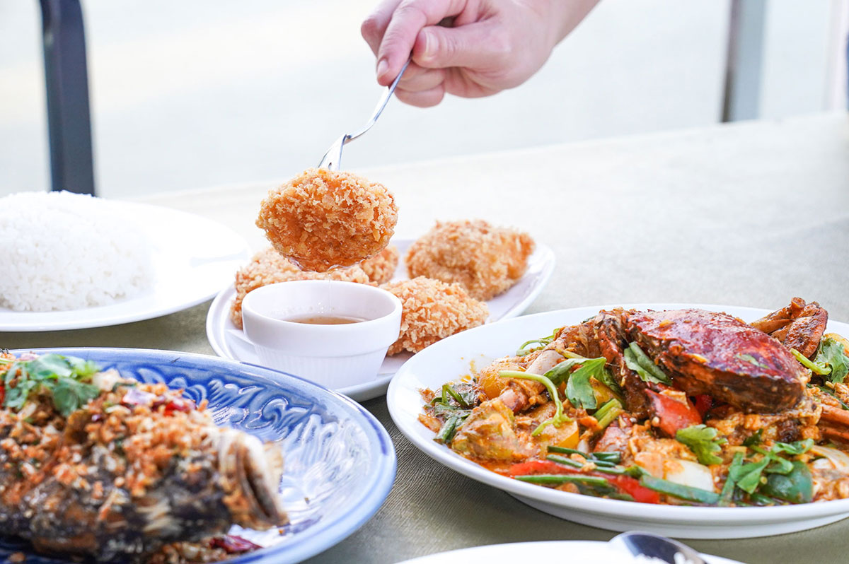 จองก่อนเต็ม! 10 ร้านริมน้ำดินเนอร์สุดโรแมนติกชมพลุปีใหม่ 2026