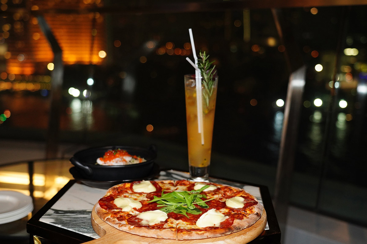 จองก่อนเต็ม! 10 ร้านริมน้ำดินเนอร์สุดโรแมนติกชมพลุปีใหม่ 2026