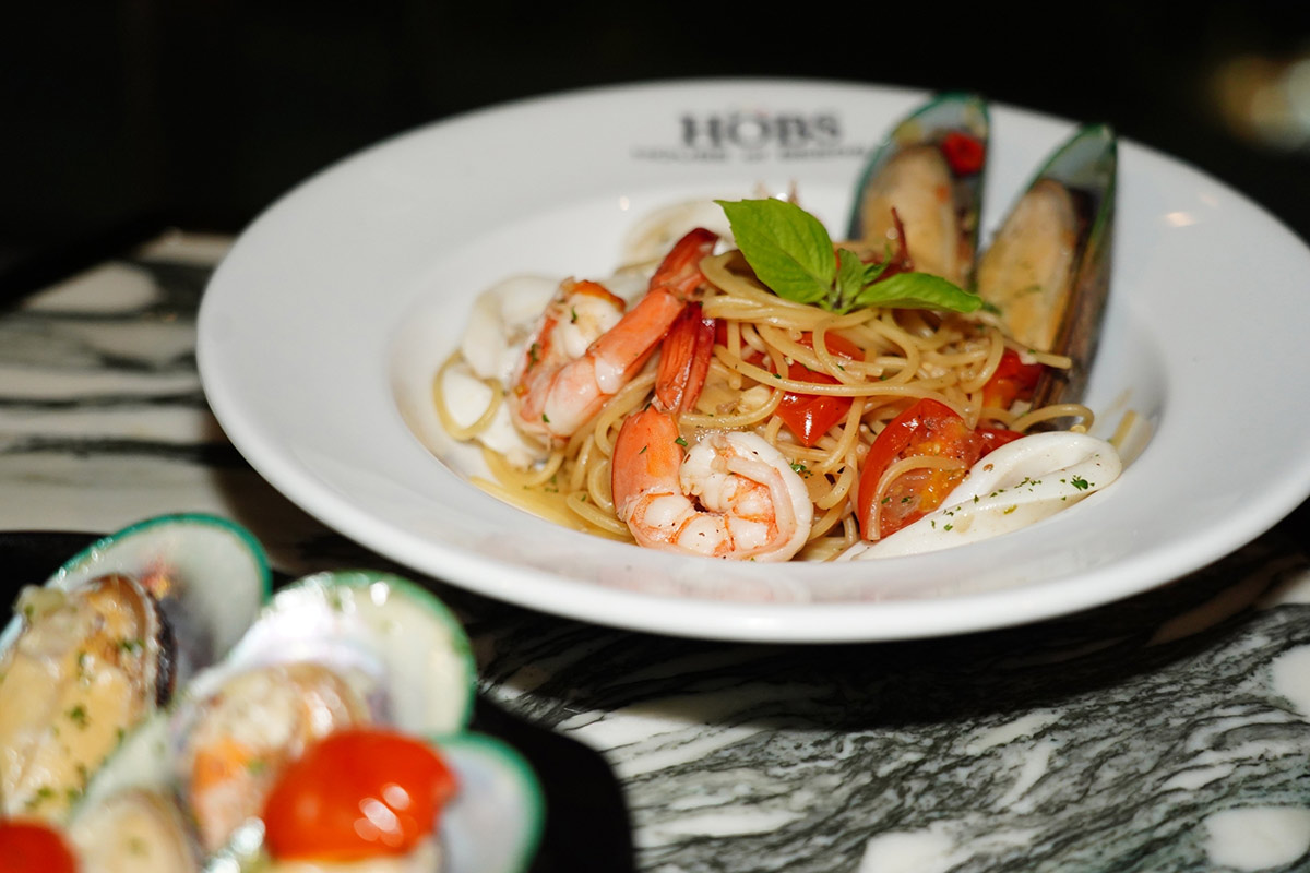 จองก่อนเต็ม! 10 ร้านริมน้ำดินเนอร์สุดโรแมนติกชมพลุปีใหม่ 2026