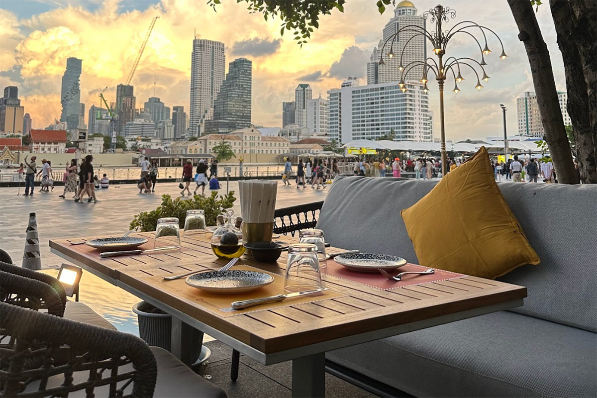 จองก่อนเต็ม! 10 ร้านริมน้ำดินเนอร์สุดโรแมนติกชมพลุปีใหม่ 2026