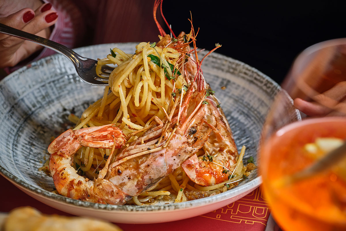 จองก่อนเต็ม! 10 ร้านริมน้ำดินเนอร์สุดโรแมนติกชมพลุปีใหม่ 2026