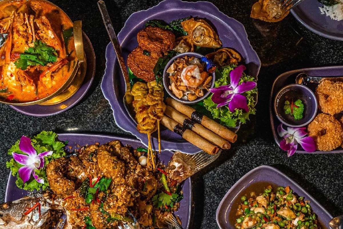 จองก่อนเต็ม! 10 ร้านริมน้ำดินเนอร์สุดโรแมนติกชมพลุปีใหม่ 2026