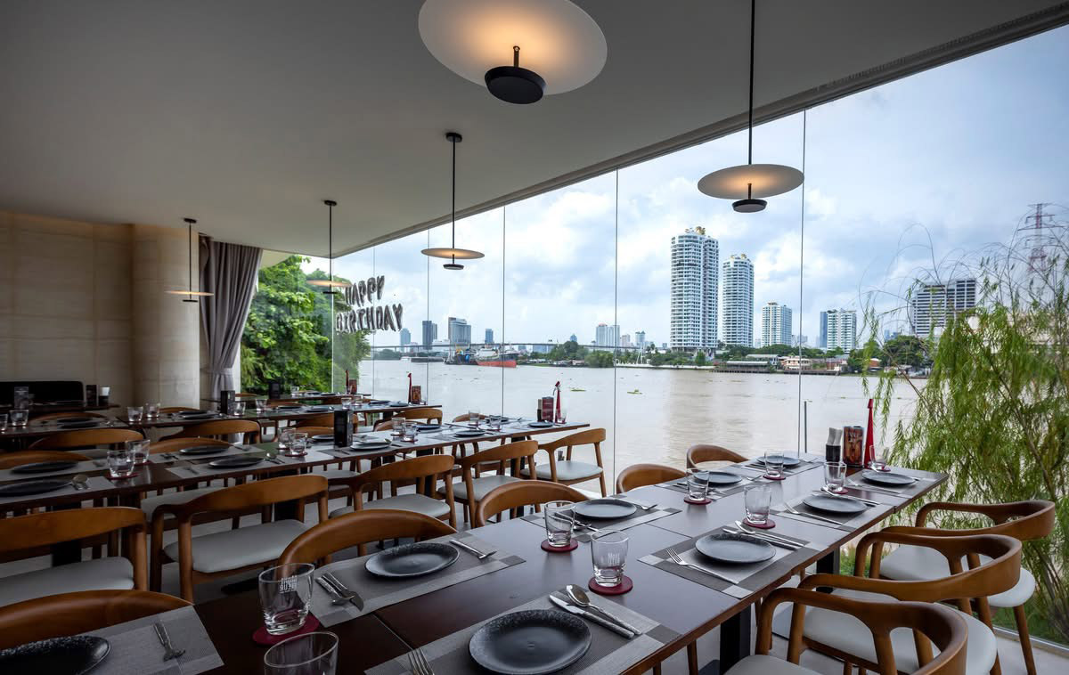 จองก่อนเต็ม! 10 ร้านริมน้ำดินเนอร์สุดโรแมนติกชมพลุปีใหม่ 2026