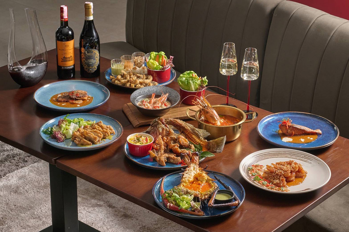 จองก่อนเต็ม! 10 ร้านริมน้ำดินเนอร์สุดโรแมนติกชมพลุปีใหม่ 2026