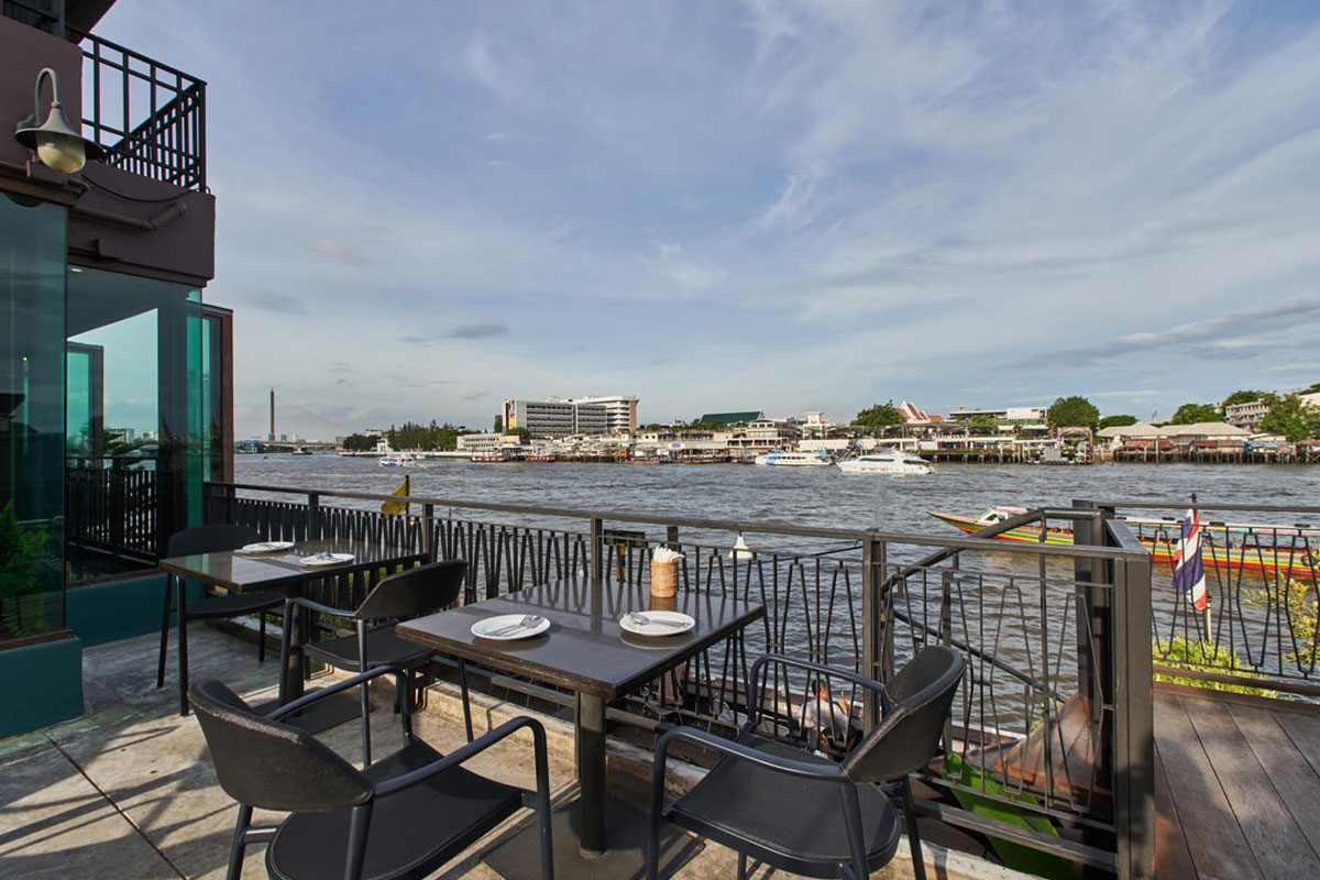 จองก่อนเต็ม! 10 ร้านริมน้ำดินเนอร์สุดโรแมนติกชมพลุปีใหม่ 2026