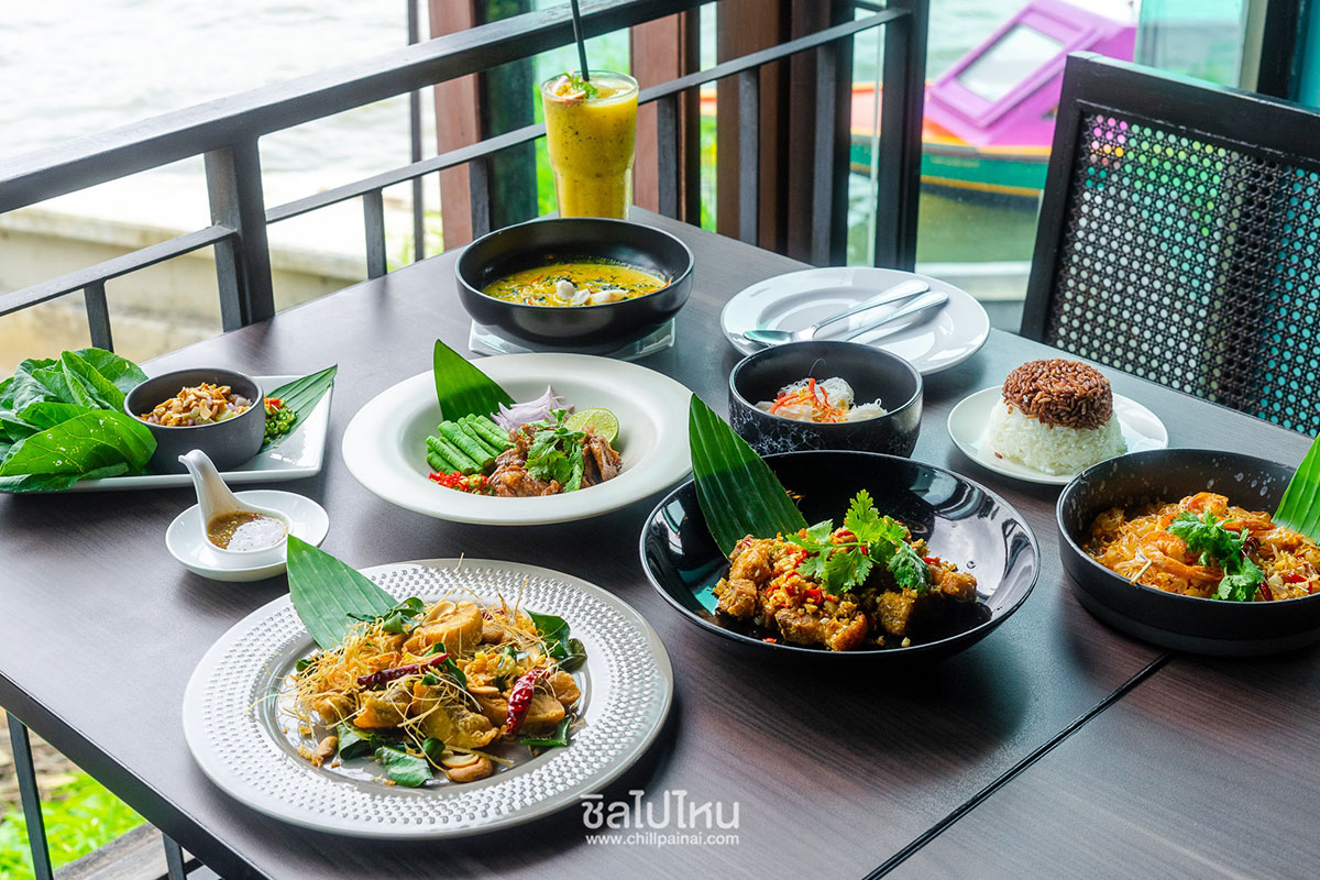 จองก่อนเต็ม! 10 ร้านริมน้ำดินเนอร์สุดโรแมนติกชมพลุปีใหม่ 2026