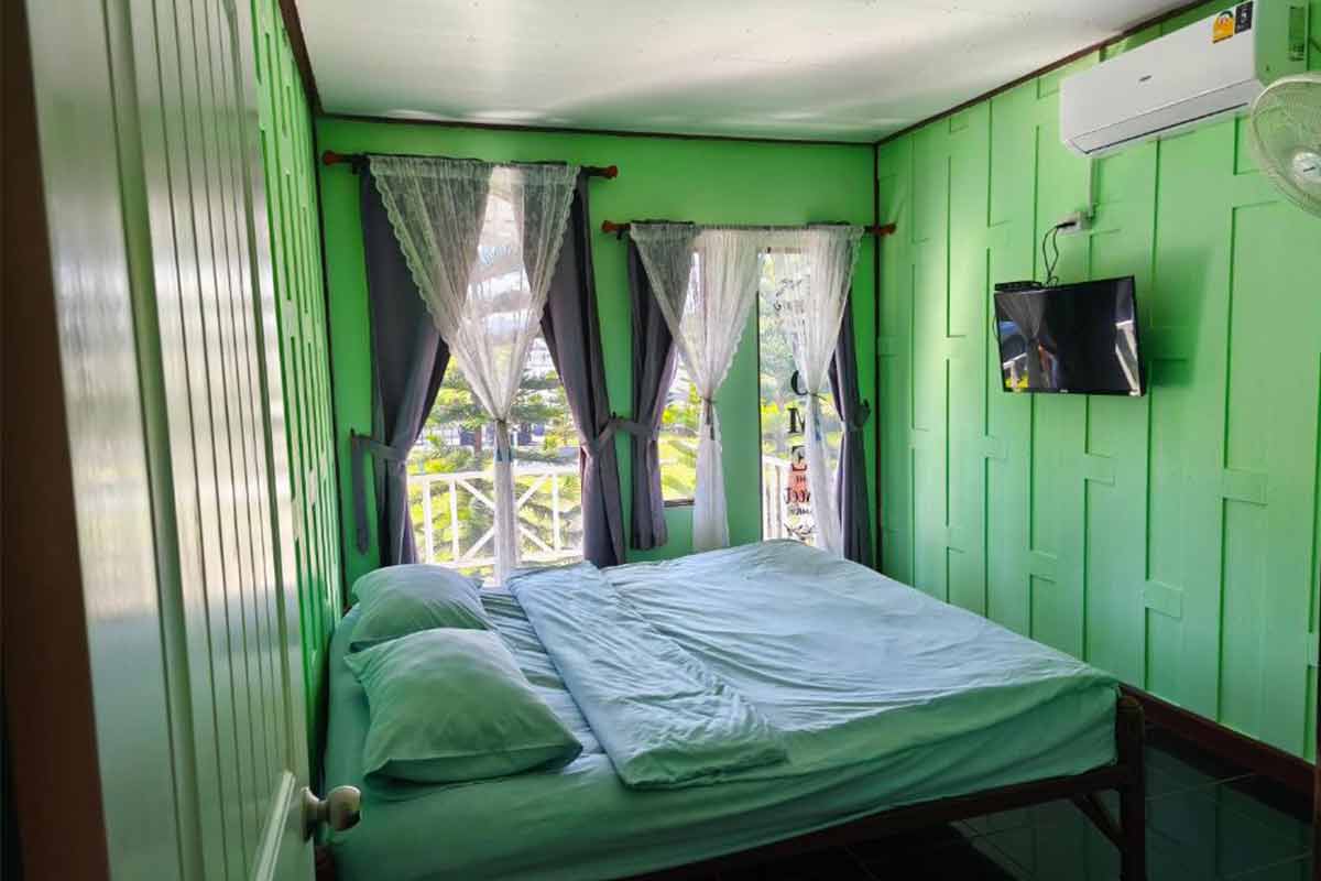 Boat_and_House_Resort_Khao_Kho1